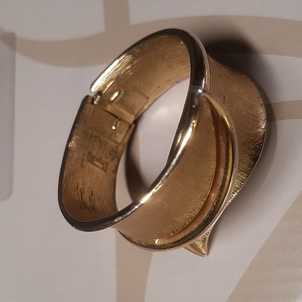 Trifari crown cuff bracelet 1960s collectors costume jewelry - Picture 2 of 2